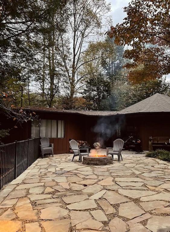 Cabin With Treehouse Views, 3 King Beds, 4 Bunks, And Large Hot Tub! Гатлинбург Экстерьер фото