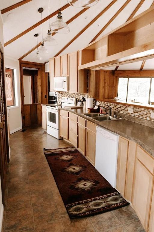 Cabin With Treehouse Views, 3 King Beds, 4 Bunks, And Large Hot Tub! Гатлинбург Экстерьер фото