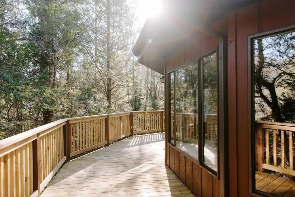 Cabin With Treehouse Views, 3 King Beds, 4 Bunks, And Large Hot Tub! Гатлинбург Экстерьер фото