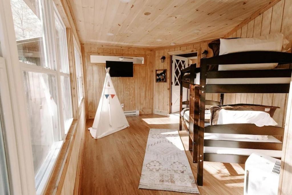 Cabin With Treehouse Views, 3 King Beds, 4 Bunks, And Large Hot Tub! Гатлинбург Экстерьер фото